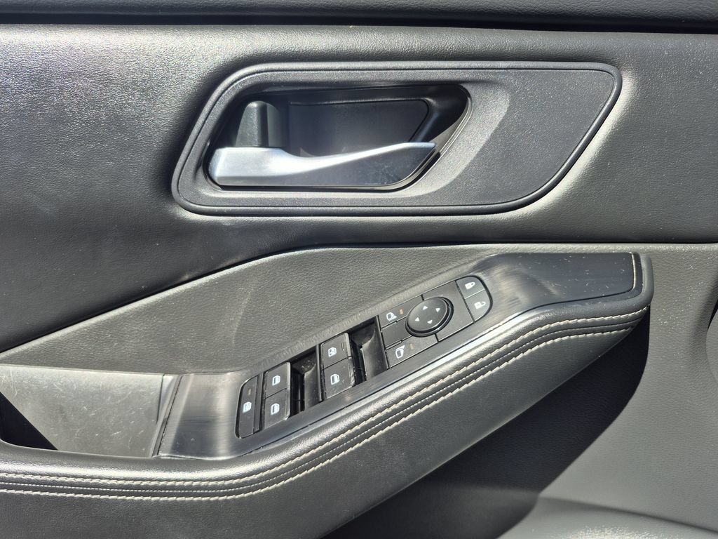 Used 2024 Nissan Rogue SV AWD/4WD image 8