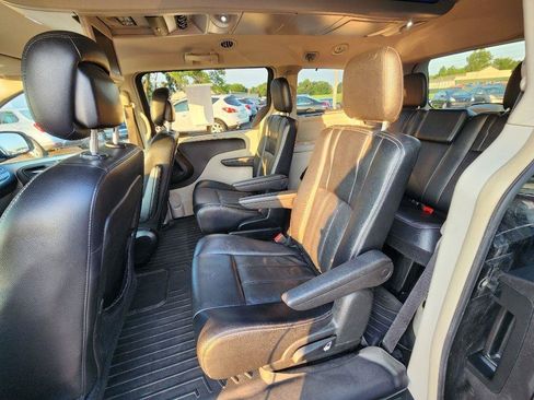 Used 2014 Chrysler Town & Country Touring w/ Driver Convenience Group FWD image 17