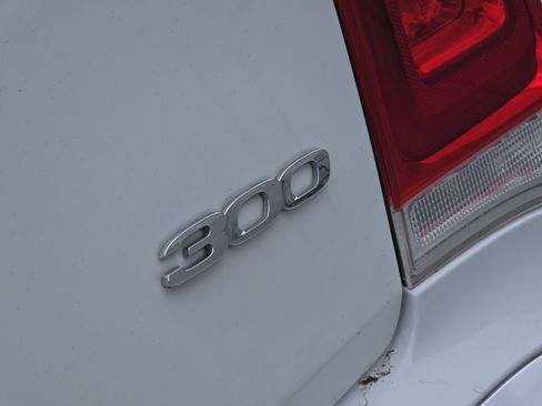 Used 2019 Chrysler 300 Limited image 12