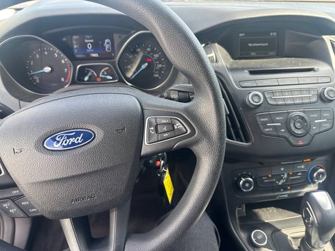 Used 2015 Ford Focus SE w/ Reverse Sensing Package FWD image 3