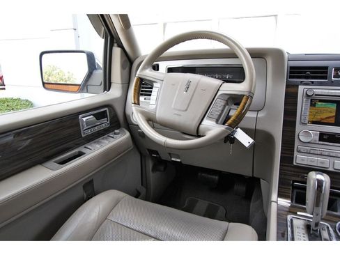 Used 2010 Lincoln Navigator L 2WD image 8