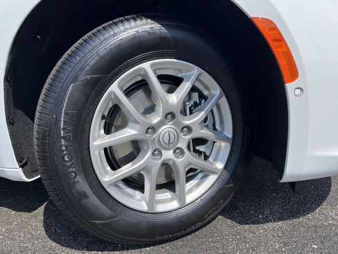 New 2026 Chrysler Pacifica Select image 3