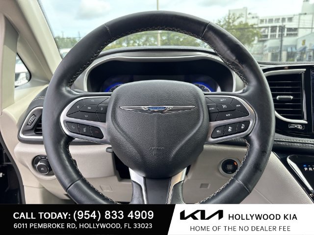 Used 2021 Chrysler Pacifica Touring-L FWD image 11
