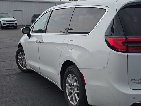 Used 2023 Chrysler Pacifica Touring-L FWD image 55