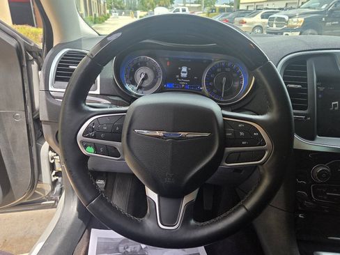 Used 2019 Chrysler 300 Limited RWD image 12