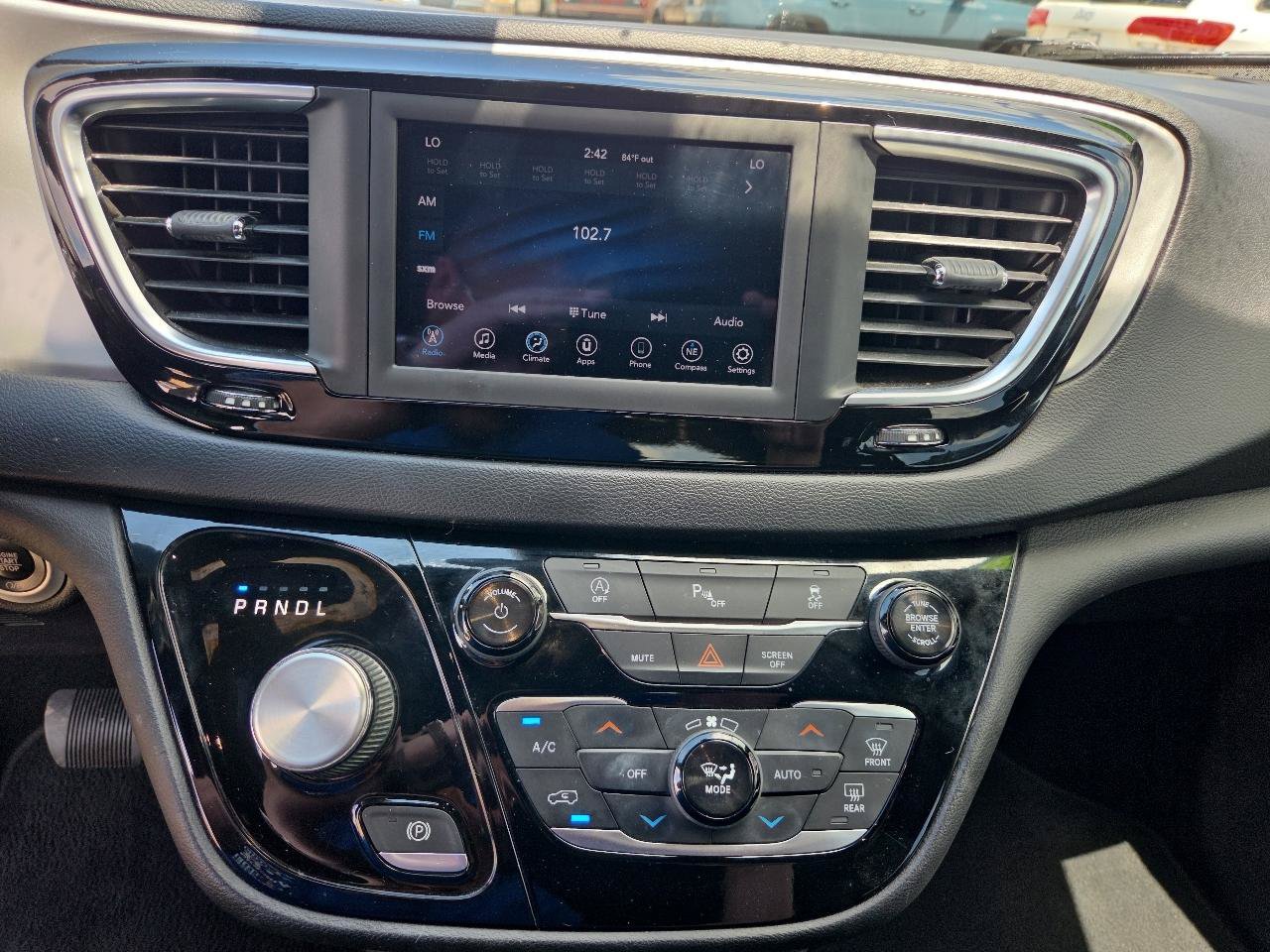 Used 2019 Chrysler Pacifica Touring Plus w/ S Appearance Package FWD image 10