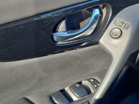 Used 2021 Nissan Rogue Sport SV image 19