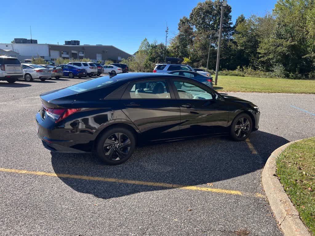 Used 2023 Hyundai Elantra SEL w/ Preferred Accessory Package FWD image 4