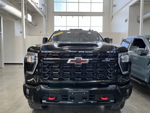 Used 2025 Chevrolet Silverado 2500 ZR2 w/ Technology Package image 3