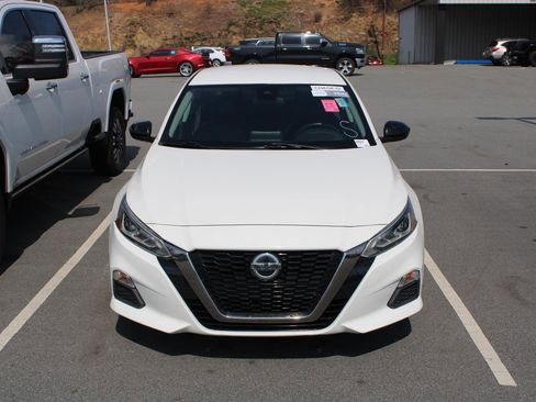 Used 2021 Nissan Altima 2.5 SR image 2