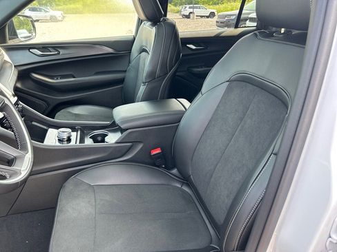 New 2025 Jeep Grand Cherokee Altitude image 5