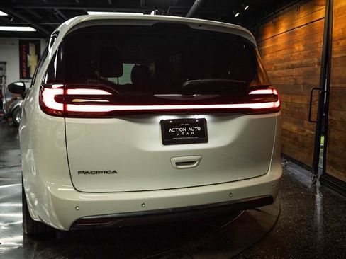 Used 2024 Chrysler Pacifica Touring-L FWD image 6