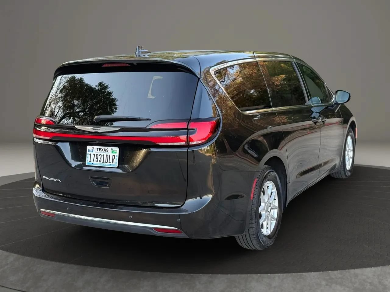 Used 2024 Chrysler Pacifica Touring FWD image 6
