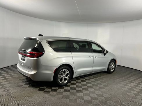 Used 2024 Chrysler Pacifica Limited image 5