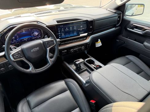Used 2025 Chevrolet Silverado 1500 LT Trail Boss w/ Convenience Package II AWD/4WD image 11