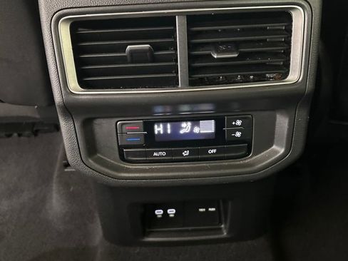 Used 2024 Volkswagen Atlas SE image 16