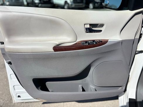 Used 2013 Toyota Sienna XLE image 8
