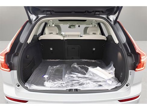 New 2025 Volvo XC60 B5 Ultra w/ Climate Package image 15