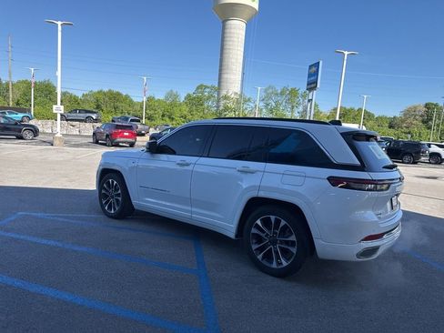 Used 2024 Jeep Grand Cherokee Overland w/ Luxury Tech Group IV AWD/4WD image 16