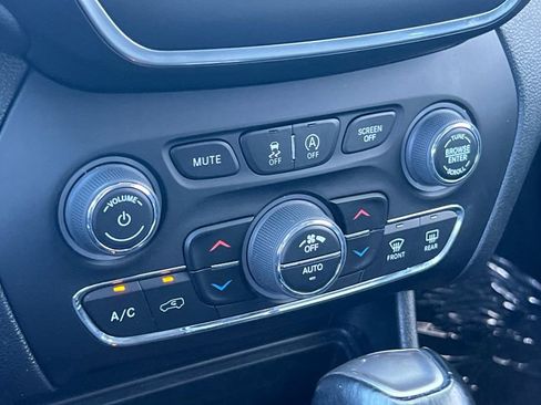 Used 2023 Jeep Cherokee Altitude Lux image 19