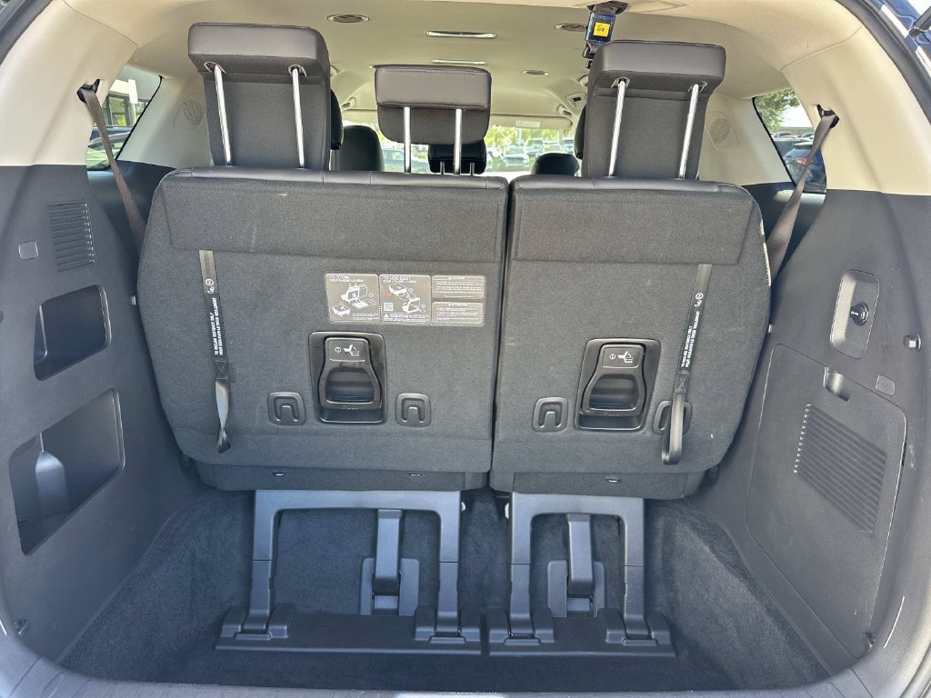 Used 2025 Kia Carnival FWD image 6