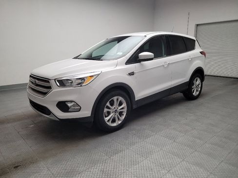 Used 2019 Ford Escape SE FWD image 2
