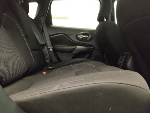Used 2020 Jeep Cherokee Latitude FWD image 19