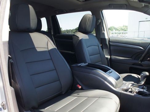 Used 2018 Toyota Highlander SE FWD image 25