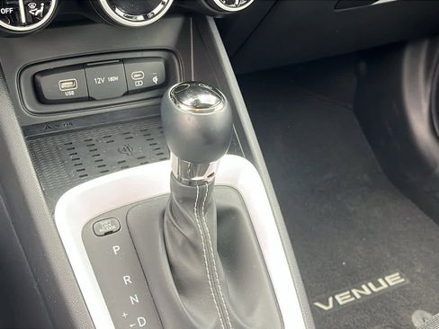 Used 2023 Hyundai Venue Limited FWD image 17