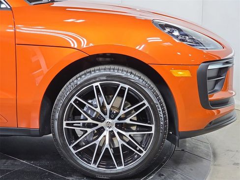 Certified 2025 Porsche Macan image 11