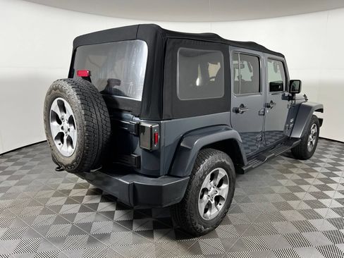 Used 2017 Jeep Wrangler Unlimited Sahara w/ Connectivity Group AWD/4WD image 5