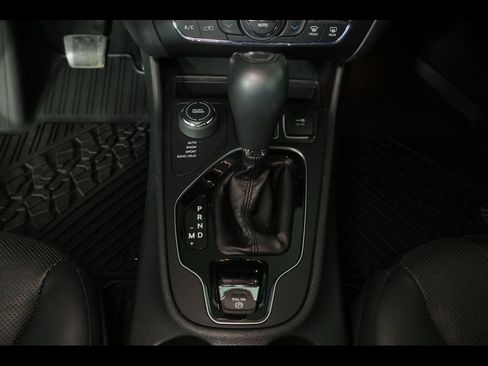 Used 2019 Jeep Cherokee Limited image 28