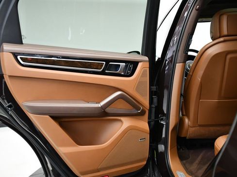 Used 2023 Porsche Cayenne Platinum Edition image 42