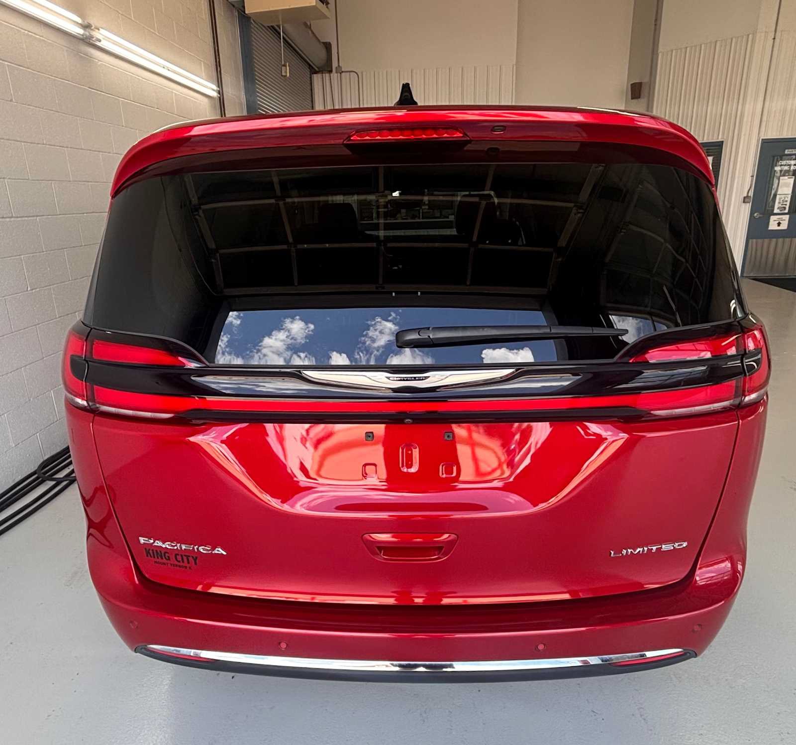 Certified 2024 Chrysler Pacifica Limited FWD image 7