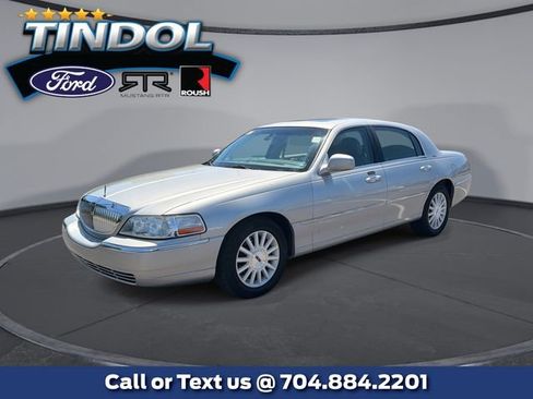 Used 2003 Lincoln Town Car Signature RWD image 1