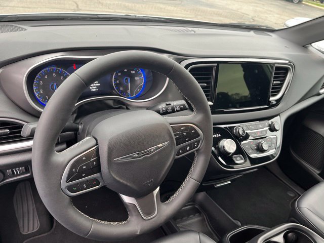Used 2026 Chrysler Pacifica Select FWD image 10