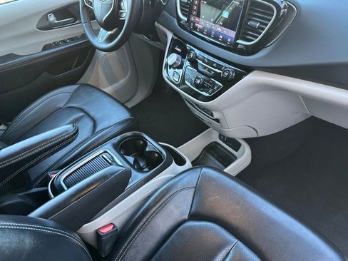 Used 2024 Chrysler Pacifica Touring-L image 14