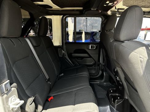 Used 2021 Jeep Wrangler Unlimited Sahara AWD/4WD image 31