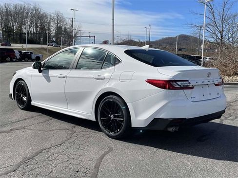 Used 2025 Toyota Camry SE image 3