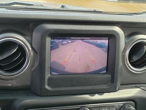 Used 2018 Jeep Wrangler Unlimited Sahara w/ Cold Weather Group image 39