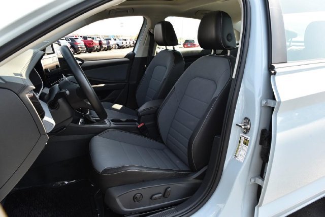 Used 2025 Volkswagen Jetta SE w/ Sunroof Package FWD image 20