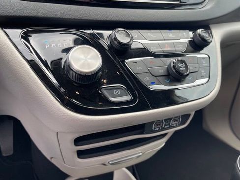 Used 2024 Chrysler Pacifica Touring-L FWD image 24