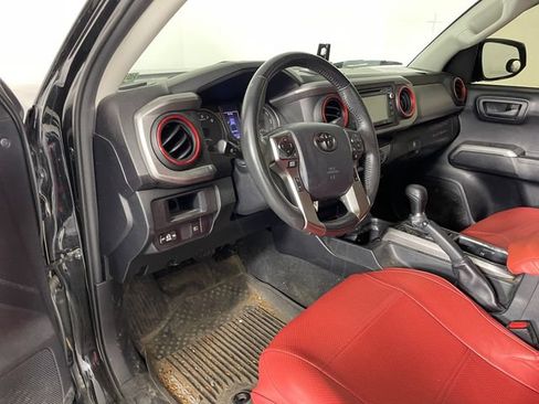 Used 2018 Toyota Tacoma SR5 RWD image 3