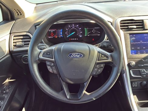 Used 2020 Ford Fusion SE FWD image 18