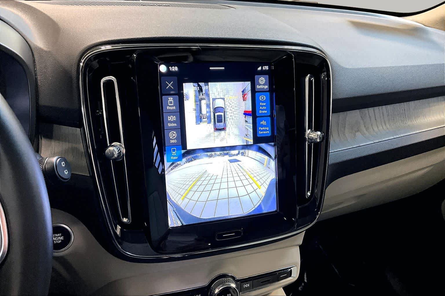 Certified 2024 Volvo XC40 B5 Plus w/ Climate Package AWD/4WD image 28