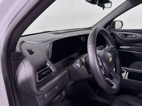 Used 2025 Chevrolet Traverse LT image 9