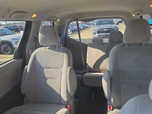 Used 2020 Toyota Sienna L image 13