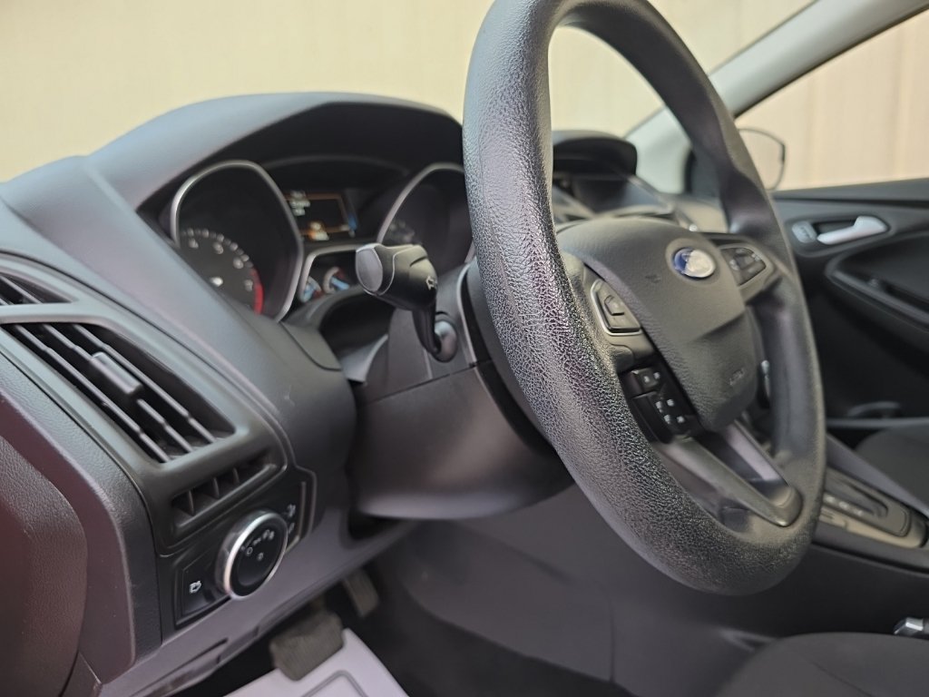 Used 2015 Ford Focus SE FWD image 14
