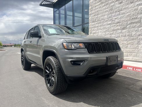 Used 2019 Jeep Grand Cherokee Laredo image 6