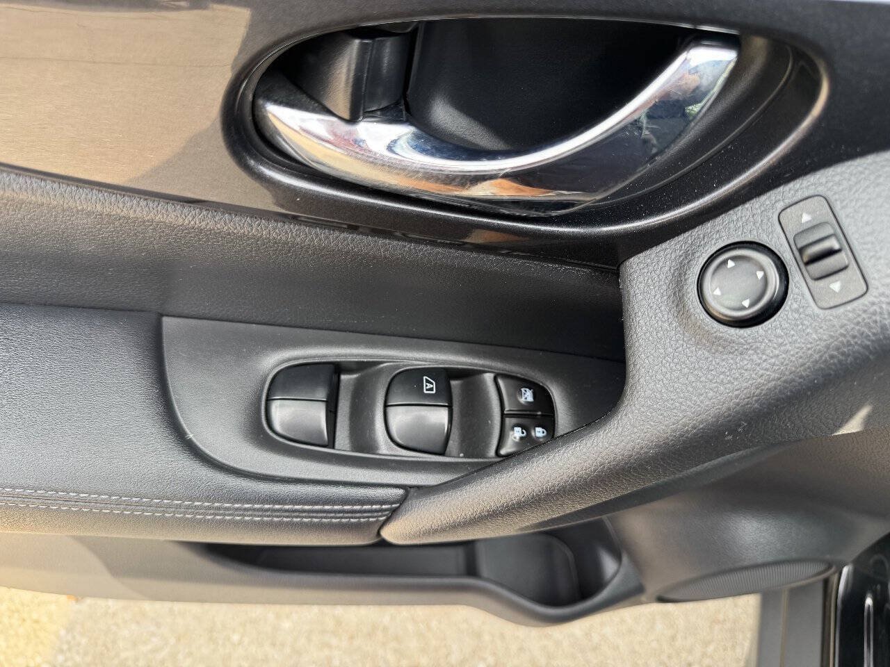 Used 2020 Nissan Rogue SV AWD/4WD image 12
